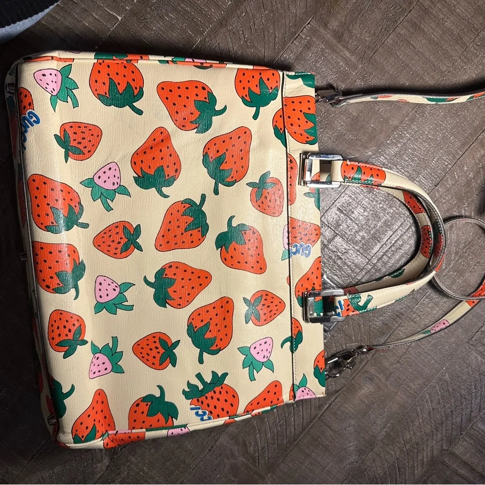 Gucci Cream Tote with Strawberry Design - Picture 5 of 15